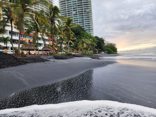 Encanto en Playa Serena - Gorgeous 2BR apt on Panama's black sand beach & pool