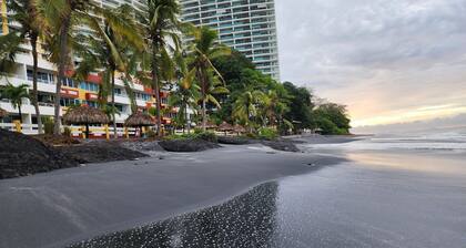 Encanto en Playa Serena - Gorgeous 2BR apt on Panama's black sand beach & pool