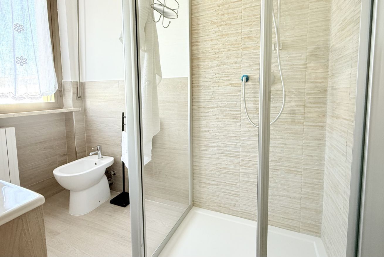 Douche, bidet, serviettes fournies