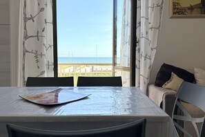 Dining - PP07 – Porto Potenza, Three-Room Apartment with Sea View and Air Conditioning (Porto Potenza Picena)