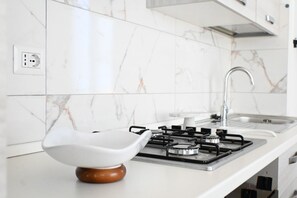 Fridge, oven - PP07 – Porto Potenza, Three-Room Apartment with Sea View and Air Conditioning (Porto Potenza Picena)