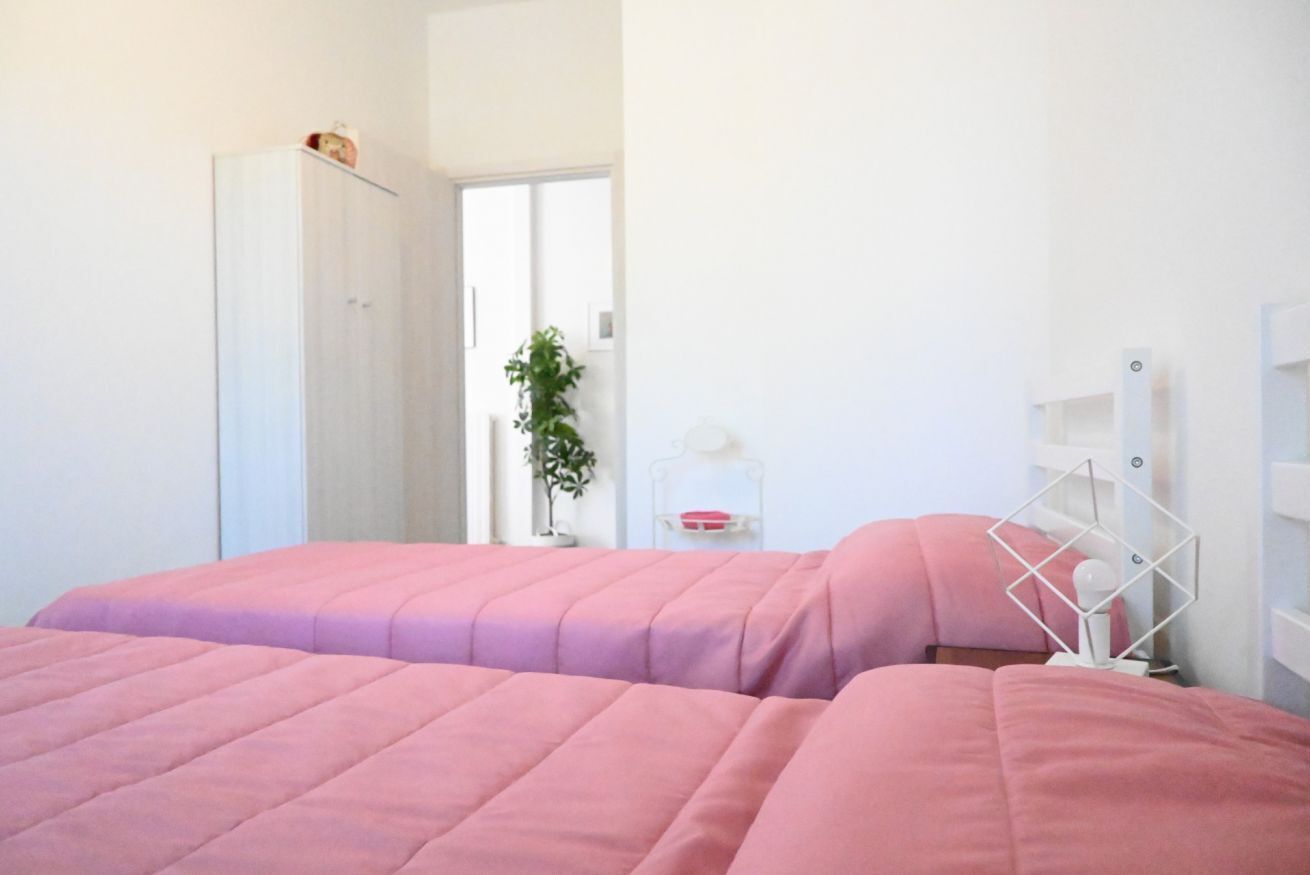 1 bedroom, bed sheets