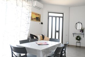 Dining - PP07 – Porto Potenza, Three-Room Apartment with Sea View and Air Conditioning (Porto Potenza Picena)