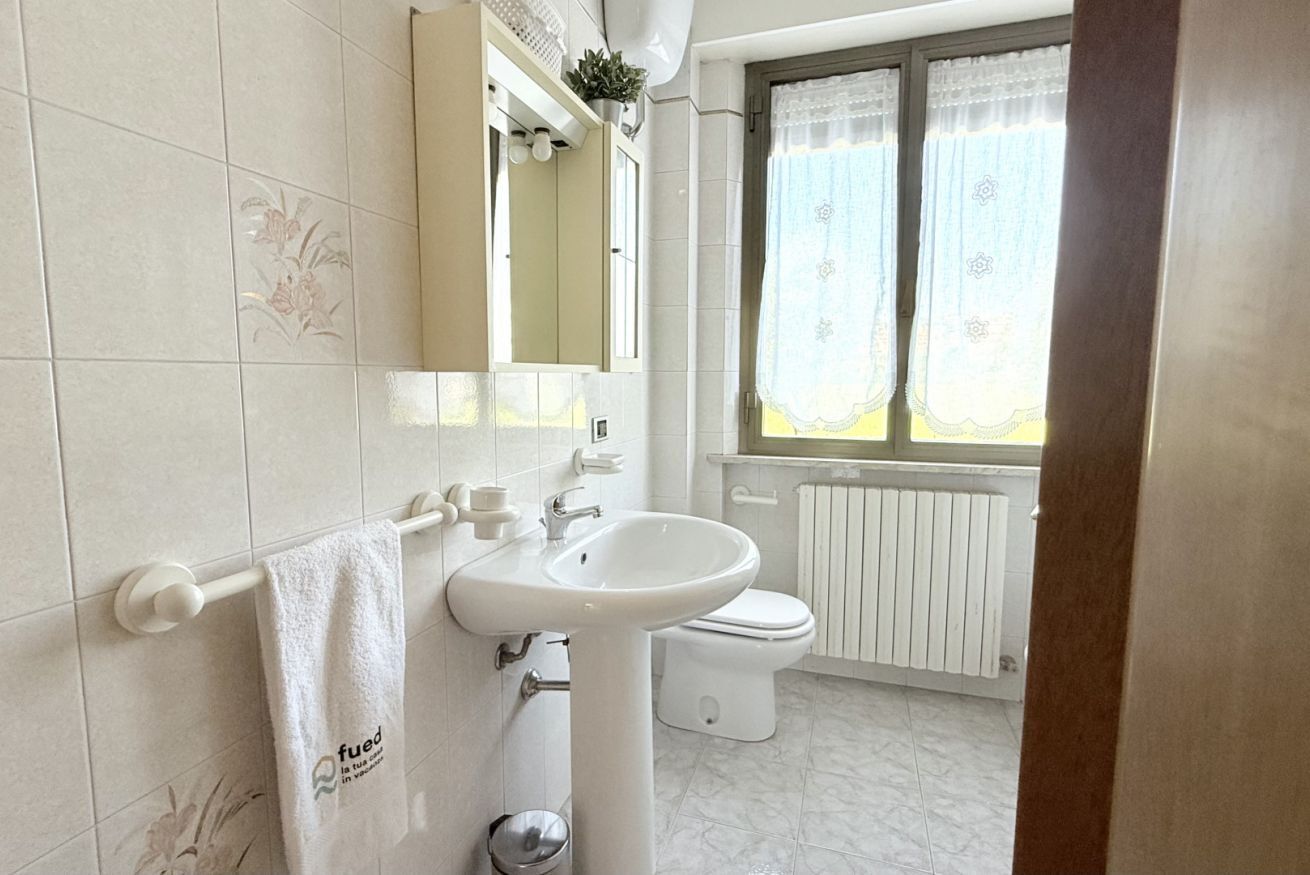 Shower, bidet, towels