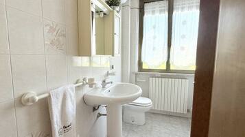 Shower, bidet, towels