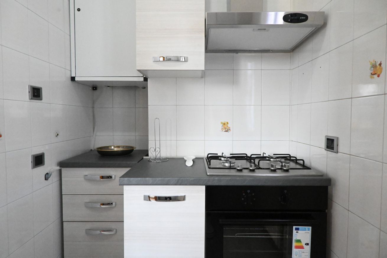 Frigorifero, forno, tavolo da pranzo