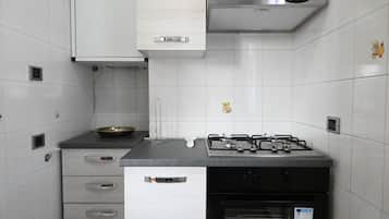 Frigorifero, forno, tavolo da pranzo