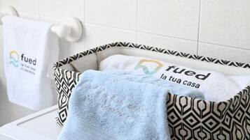 Douche, bidet, serviettes fournies