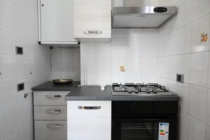 Kühlschrank, Ofen, Esstisch