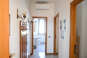 Shower, bidet, towels - PP06 - Porto Potenza, comfortable three-room apartment a few steps from the sea (Porto Potenza Picena)