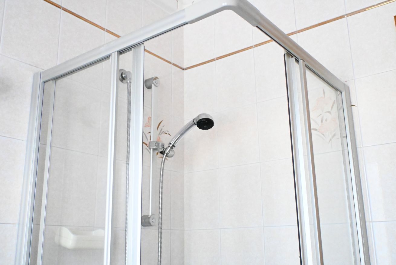 Shower, bidet, towels