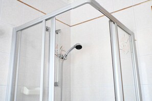 Douche, bidet, serviettes fournies