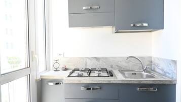 Frigorífic i utensilis de cuina, vaixella i coberteria