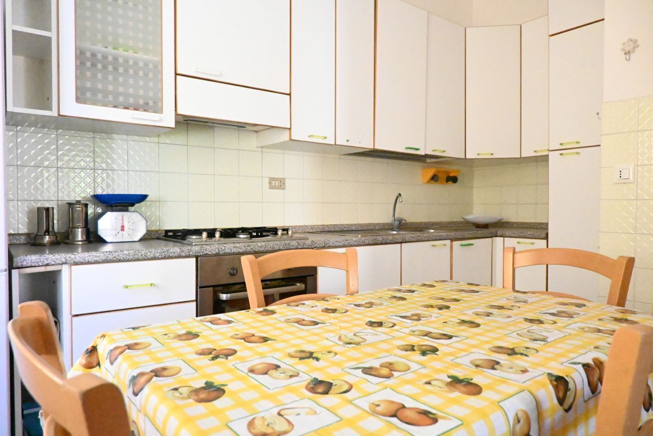 Réfrigérateur, four, tables à manger