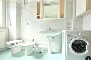 Shower, bidet, towels - P061 – Porto Recanati, spacious and comfortable four-room apartment (Porto Recanati)