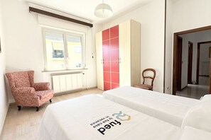 3 bedrooms, bed sheets - P061 – Porto Recanati, spacious and comfortable four-room apartment (Porto Recanati)