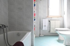 Shower, bidet, towels - P061 – Porto Recanati, spacious and comfortable four-room apartment (Porto Recanati)