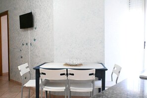 Dining - S350 - Sirolo, comfortable three-room apartment in the center (Sirolo)