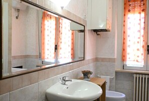 Shower, bidet, towels - S350 - Sirolo, comfortable three-room apartment in the center (Sirolo)