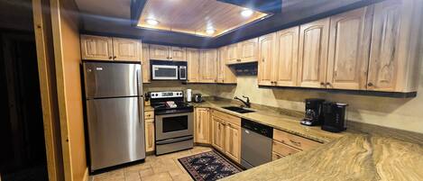 Een microgolfoven, een oven, een kookplaat, een vaatwasser