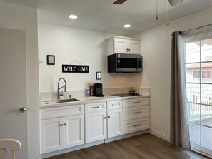 Kühlschrank, Mikrowelle, Herdplatte, Wasserkocher mit Kaffee-/Teezubehör