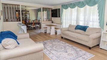 Smart TV, chimenea, videojuegos y libros