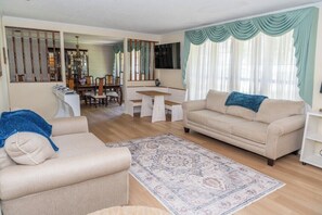 Smart-TV, Kamin, Videospiele, Bücher