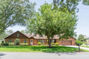 Exterior - Large family friendly home close to The Villages (Wildwood)