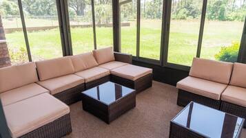 Smart TV, chimenea, videojuegos y libros