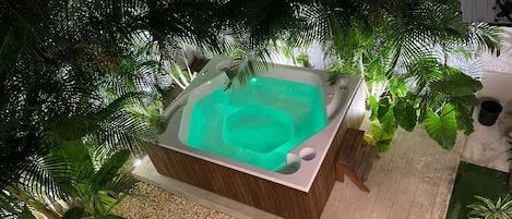 Outdoor spa tub