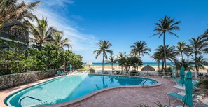 Pool - Charming 1-bedroom condo in delightful Pompano Beach with WiFi, AC (Pompano Beach)