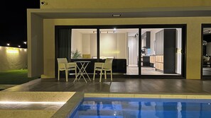 Outdoor dining - New Modern Villa w/Private Pool + Fully AC (Noord)