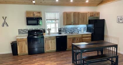 Lakeside Loft-Brand new cabin, water view, close to ramp and large boat parking!