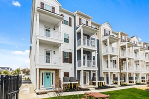 Exterior - Pool,Beach 5min Walk,10% Off! Pets,King Beds,Linens,Air Hockey, Kids Loft (Ocean City)