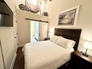 2 bedrooms, iron/ironing board, free WiFi, bed sheets - Relaxing 2-bed, 2 bath. River view with dock. Walk to Jet express! (Port Clinton)