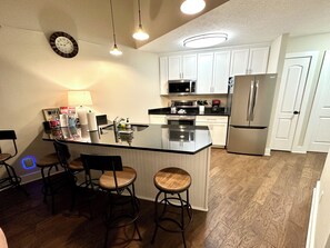 Fridge, microwave, oven, stovetop - Relaxing 2-bed, 2 bath. River view with dock. Walk to Jet express! (Port Clinton)