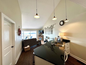 Smart TV, fireplace - Relaxing 2-bed, 2 bath. River view with dock. Walk to Jet express! (Port Clinton)