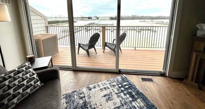 Relaxing 2-bed, 2 bath. River view with dock. Walk to Jet express!