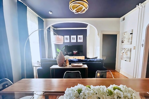 5BR Hollywood-Glam-Themed Historic Home + Sauna, Sleeps 12