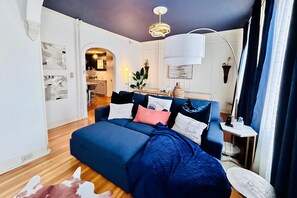 Smart-TV, bøker, musikkbibliotek og stereoanlegg