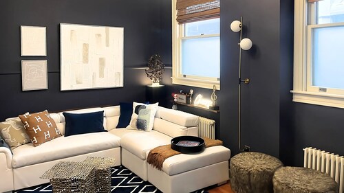 Star-Inspired 5BR Manor | Sauna, Karaoke – Sleeps 12