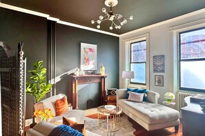 Smart TV, books, music library, stereo - 5BR Hollywood-Glam-Themed Historic Home + Sauna, Sleeps 12 (Lancaster)