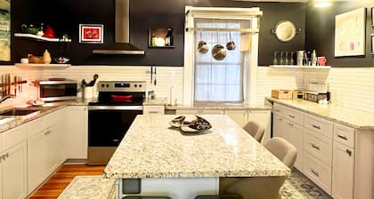 5BR Hollywood-Glam-Themed Historic Home + Sauna, Sleeps 12