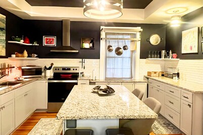 5BR Hollywood-Glam-Themed Historic Home + Sauna, Sleeps 12