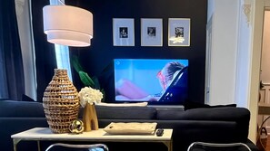 Smart-tv, boeken, een muziekbibliotheek en een stereo
