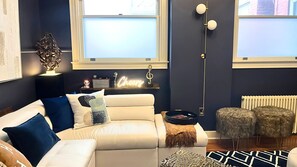 TV connectée, livres, médiathèque, chaîne hi-fi