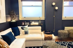 Smart TV, books, music library, stereo - 5BR Hollywood-Glam-Themed Historic Home + Sauna, Sleeps 12 (Lancaster)