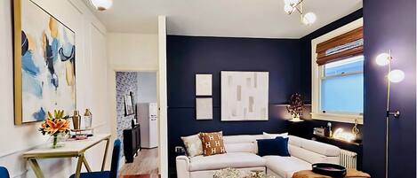 Smart-TV, Bücher, Musikbibliothek, Stereoanlage