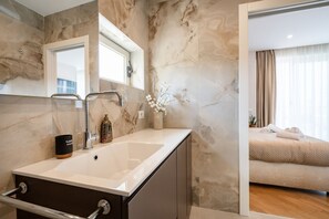 Dusche, Haartrockner, Bidet, Handtücher