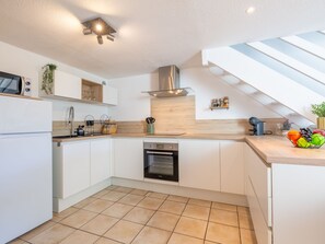 Kjøleskap, mikrobølgeovn, ovn og oppvaskmaskin